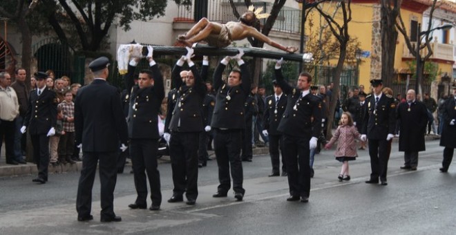 Policías nacionales sacan en procesión la imagen del Cristo de la Paz. Foto: Policía Nacional