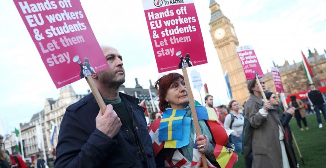 Manifestantes contra el Brexit ante el Parlamento en Londres hace unos días. REUTERS/Neil Hall