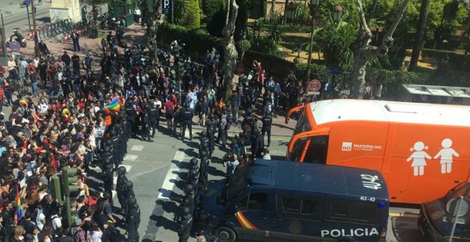 Cientos de personas cortan la calle en para impedir el paso del autobús de Hazte Oír. | D.C.