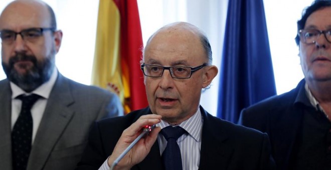 El ministro de Hacienda y Función Pública, Cristóbal Montoro , junto al presidente de la Central Sindical Independiente y de Funcionarios (CSIF), Miguel Borra , y el secretario general de la Federación de Servicios Públicos de UGT (FeSP-UGT), Julio Lacuer