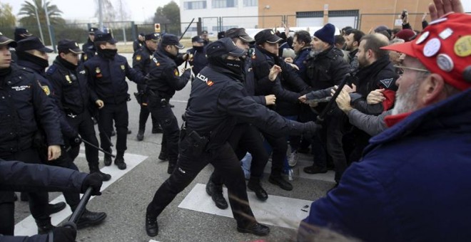 La Policía Nacional carga contra los trabajadores de Coca-Cola. /EFE