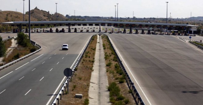 Un coche circula por la autopista R-3. REUTERS