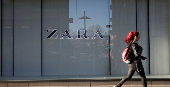 Una mujer pasa por delante de una tienda de Zara en Pontevedra. REUTERS