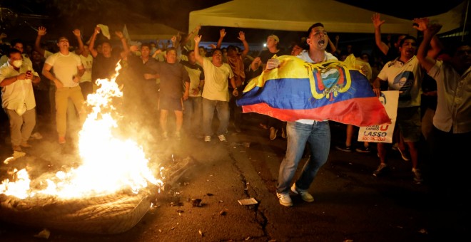 Seguidores de Guilllermo Lasso protestan en las calles de Guayaquil. /REUTERS