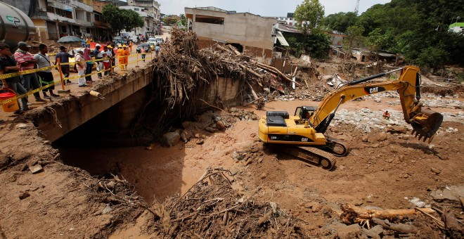 Una excavadora trabaja en medio de un lodazal en la ciudad colombiana de Mocoa, arrasada por las lluvias. /REUTERS