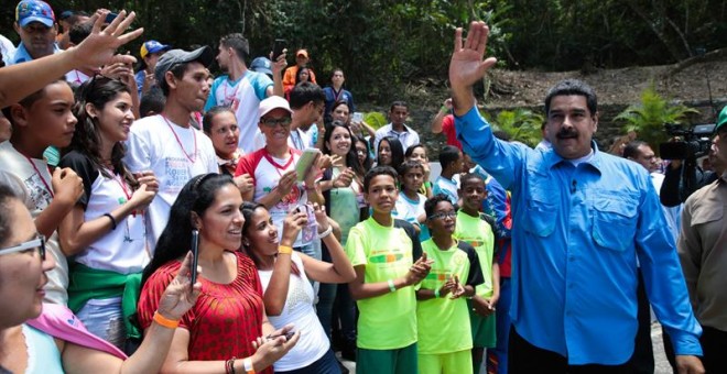 Fotografía cedida por el Palacio de Miraflores del presidente de Venezuela, Nicolás Maduro (d), durante el programa de televisión 'Domingo con Maduro'. /EFE