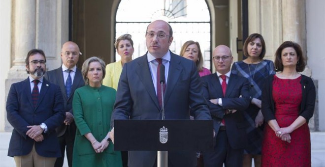 El presidente del Gobierno de Murcia, Pedro Antonio Sánchez (c), del PP, junto a sus consejeros, durante el anuncio de su dimisión como jefe del Ejecutivo regional. EFE/Marcial Guillén