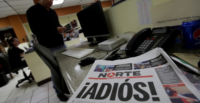 Un ejemplar de El Norte de Ciudad Juárez que reza 'Adiós', después de anunciar el cierre del diario por la situación de violencia en la que viven los periodistas en México.REUTERS/Jose Luis González