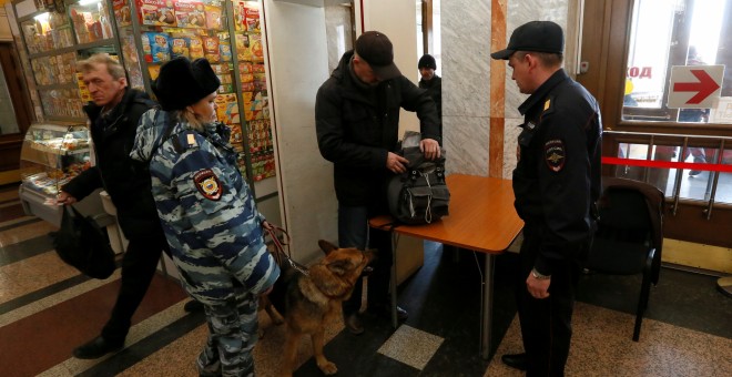 Policías registran a un ciudadano en una estación de metro en San Petersburgo. /REUTERS
