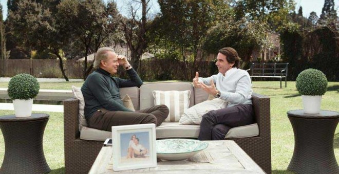 Fotografía facilitada por Telecinco que muestra al expresidente del Gobierno José María Aznar (d) que ha participado en el programa 'Mi casa es la tuya', presentado por Bertín Osborne. | EFE