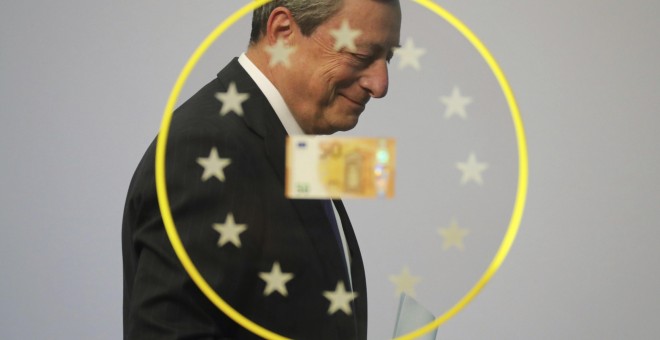 El presidente del Banco Central Europeo (ECB), Mario Draghi, durante la presentación del nuevo billete de 50 euros que entra en circulación, en Fráncfort (Alemania). EFE/Armando Babani