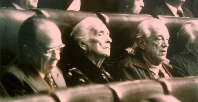 Santiago Carrillo, Dolores Ibarruri y Rafael Alberti, en sus escaños del Congreso de los Diputados.