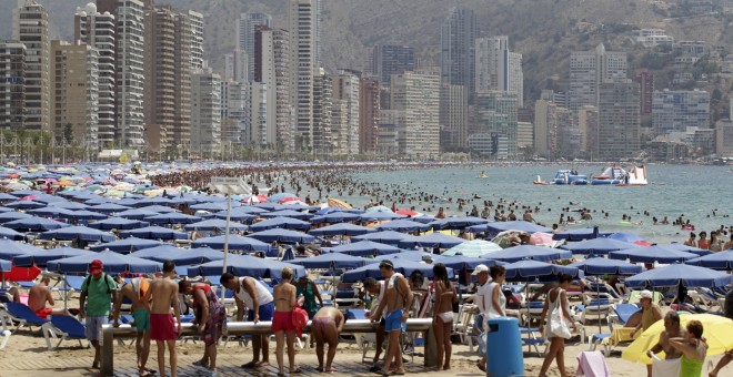 La playa de Benidorm, Alicante, abarrotada de turistas. REUTERS