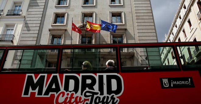 Dos turistas pasean por Madrid en un autobús turístico.REUTERS