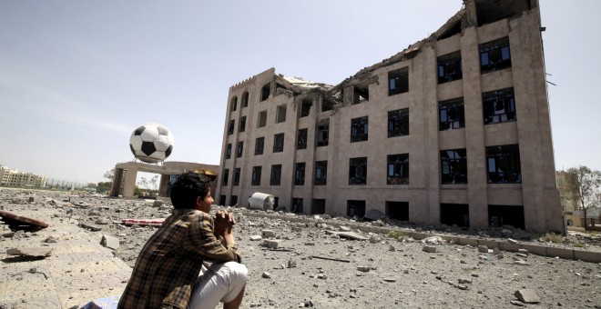Un militante Houthi juega con un balón de fútbol en Sanaa.REUTERS/Mohamed al-Sayaghi