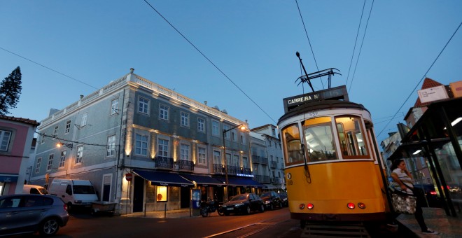 Un tranvía pasa por el centro de Lisboa, Portugal. REUTERS/Rafael Marchante