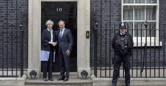 La primera ministra británica, Theresa May, junto al presidente del Consejo Europeo, Donald Tusk, en las afueras del en Londres. REUTERS/Hannah McKay