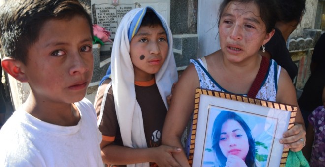 Cari Álvarez porta la foto de su sobrina, Siona Hernández, de 17 años, fallecida junto a 40 niños en el Hogar Seguro de Guatemala.