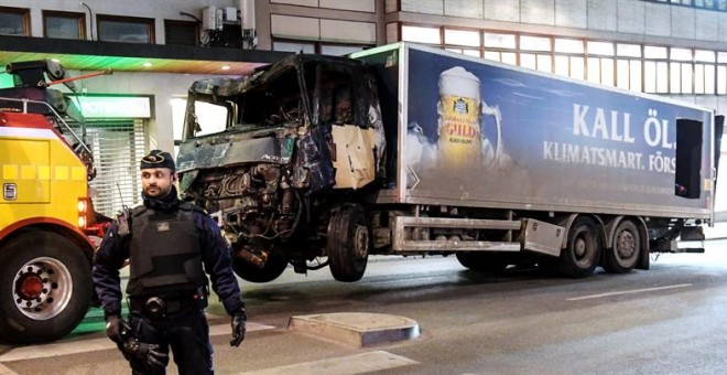 El camión del ataque de Estocolmo es remolcado por las fuerzas de seguridad para ser analizado. EFE/Maja Suslin