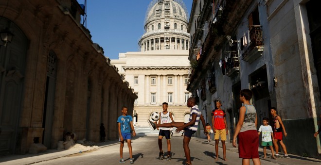 Niños jugando al fútbol en los alrededores del Capitol en la Habana, Cuba. REUTERS/Stringer