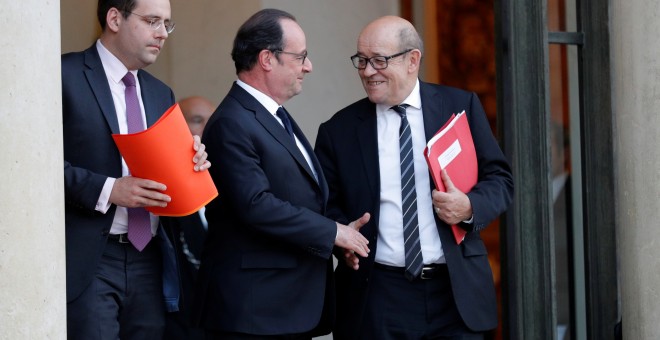 El Presidente francés, François Hollande junto al Ministro de Defensa, Le Drian, y el Ministro del Interior, Matthias Fekl. REUTERS/Phillippe Wojazer