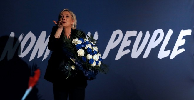 La líder del Frente Nacional, Marine Le Pen, lanza un beso al aire tras participar en un mitin de las presidenciales francesas en localidad de Monswiller, cerca de Estrasburgo. REUTERS/Christian Hartmann