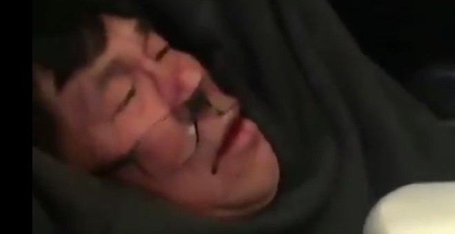 Captura de uno de los vídeos del pasajero de United sacado por la fuerza de un avión.
