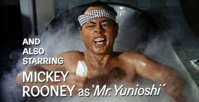 Mickey Rooney interpretando al japonés Yunioshi en Desayuno con Diamantes