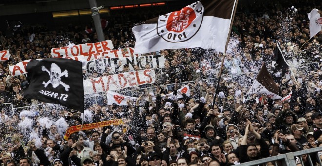 Imatge de la graderia del Millerntor, l'estadi del St. Pauli.