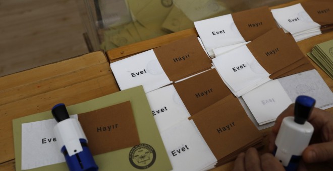 Las papeletas del referéndum sobre la reforma constitucional en Turquía. REUTERS/Umit Bektas