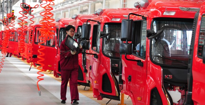 Un trabajador en la línea de montaje de una empresa en la localidad de Fuyang, en la provincia china de Anhui. REUTERS