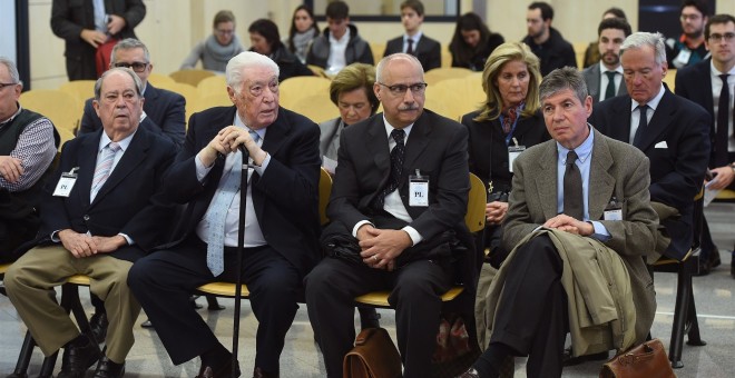 Lluis Prenafeta (izquierda) en el banquillo de la Audiencia Nacional junto al resto de acusados de la trama Pretoria /EUROPA PRESS