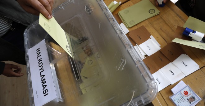 Un hombre deposita su papeleta durante la votación del referendum constitucional en Turquía. REUTERS/Umit Bektas