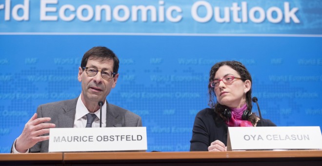 El economista jefe del Fondo Monetario Internacional (FMI), Maurice Obstfeld (i), y la jefa de estudios del Departamento de Investigación del FMI, Oya Celasun (d), durante la presentación del 'World Economic Outlook' en Washington. EFE/Michael Reynolds