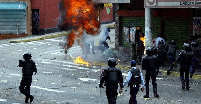 Los partidarios de la oposición chocan con la policía durante las protestas contra el presidente izquierdista Nicolás Maduro en San Cristóbal, Venezuela. REUTERS / Carlos Eduardo