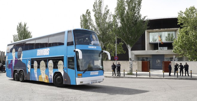 El 'TramaBus' de Podemos, que ha incorporado en su parte delantera la imagen del expresidente madrileño Ignacio González, a su llegada a la sede de la Audiencia Nacional de San Fernando de Henares. EFE/Emilio Naranjo