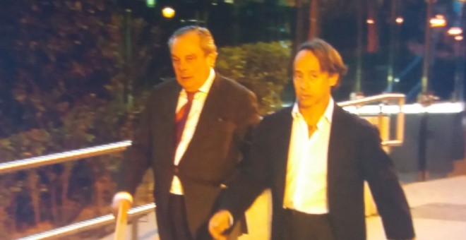 El empresario de la 'jet set' Adrián de la Joya, junto a su abogado a la salida de la Audiencia. PÚBLICO