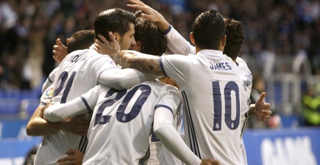 El delantero del Real Madrid Álvaro Morata (i) celebra con sus amigos, el gol marcado ante el Deportivo, el primero del equipo, durante el partido de la trigésimo cuarta jornada de liga en Primera División que se disputa esta noche en el estadio de Riaz