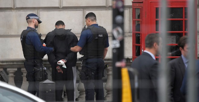 La Policía británica detiene al hombre cerca del Parlamento de Londres. REUTERS/Toby Melville