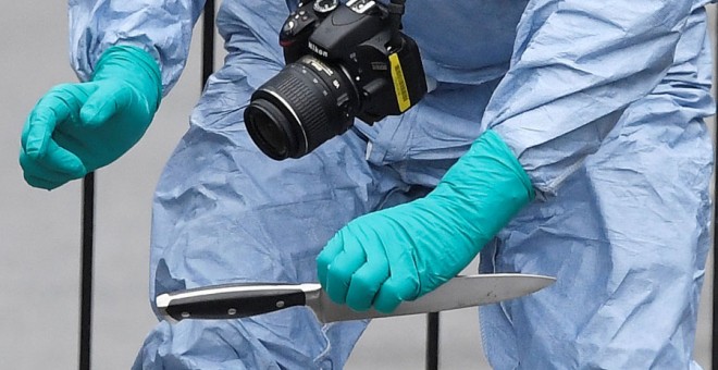 Un forense con uno de los cuchillos encontrados cerca del Parlamento de Londres. REUTERS/Toby Melville