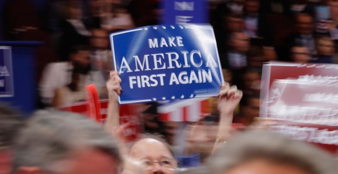 Un partidario de Trump sujeta un cartel que reza 'Make America First Again' durante la Convención Nacional Republicana en julio. Brian Snyder / Reuters