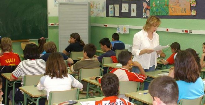 Imagen de archivo de una profesora dando clase a sus alumnos. EFE/Víctor Lerena