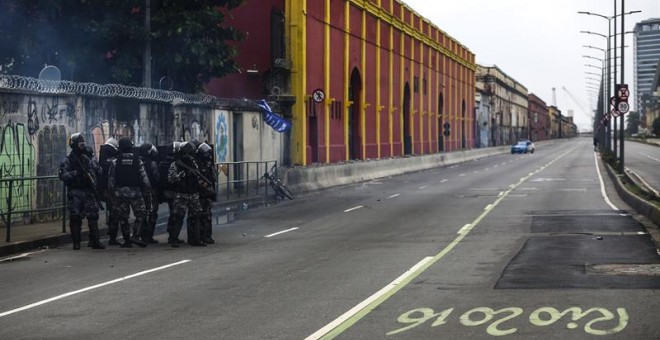 Miembros de la policía intentan desbloquear algunas calles que fueron bloqueadas por manifestantes hoy, viernes 28 de abril de 2017, durante una protesta por la 'huelga general' que se adelanta en el país, en Río de Janeiro (Brasil). EFE