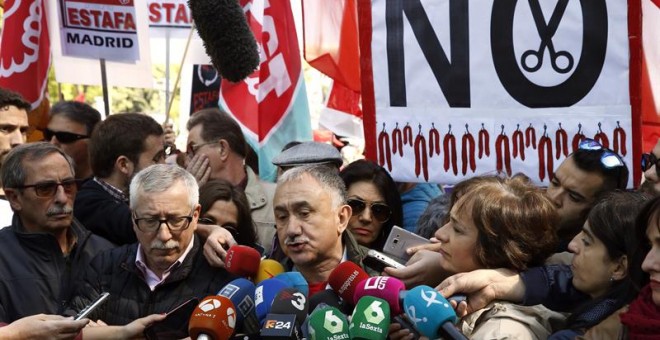 Los secretarios generales de UGT y CCOO Pepe Álvarez (hablando) e Ignacio Fernández Toxo, respectivamente, en declaraciones a los medios al inicio de la manifestación por el Primero de Mayo. /EFE