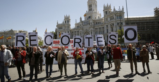 Varias personas componen con sus pancartas la frase 'RECORTES 0' durante la manifestación convocada por UGT y CCOO con motivo del Primero de Mayo. EFE/Paco Campos