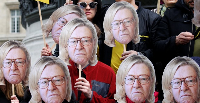 Manifestantes con Mascaras de Marine Le Pen y pancartas con el lema #LePenNON. REUTERS/Gonzalo Fuentes