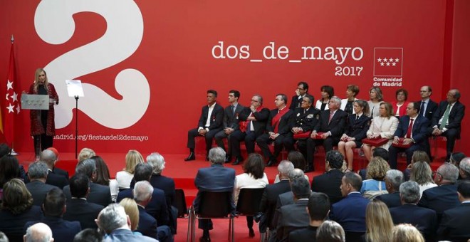 La presidenta regional Cristina Cifuentes (i) durante su intervención en el acto de entrega de las Medallas de la Comunidad de Madrid y Condecoraciones de la Orden del 2 de Mayo. /EFE