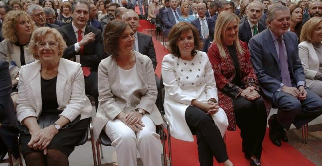 Cristina Cifuentes junto a Soraya Sáenz de Santamaría, Íñigo Méndez de Vigo, Manuela Carmena y Paloma Adrados. /EFE