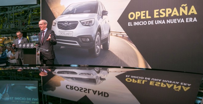 El presidente y consejero delegado de Opel, Karl-Thomas Neumann (d), y el director general de General Motors España, Antonio Cobo, durante la presentación de la primera unidad del Opel Crossland X fabricada en la factoría de Opel de Figueruelas (Zaragoza)