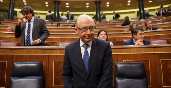 El ministro de Hacienda, Cristobal Montoro, en su escaño antes de comenzar el debate de totalidad de los Presupuestos del Estado para 2017. REUTERS/Sergio Perez